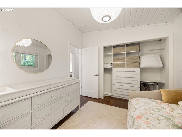 570 MIDDLECREST Rd, Lake Oswego, OR 97034