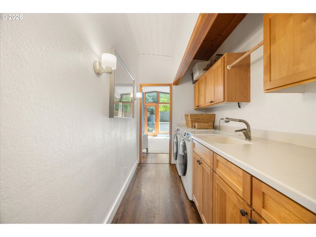 570 MIDDLECREST Rd, Lake Oswego, OR 97034