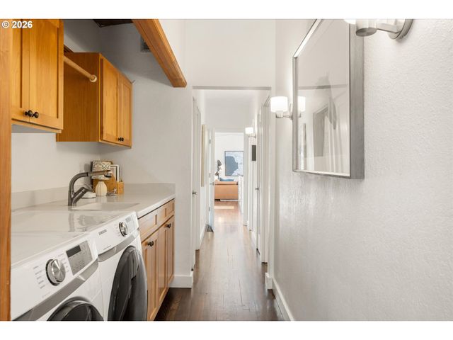 570 MIDDLECREST Rd, Lake Oswego, OR 97034