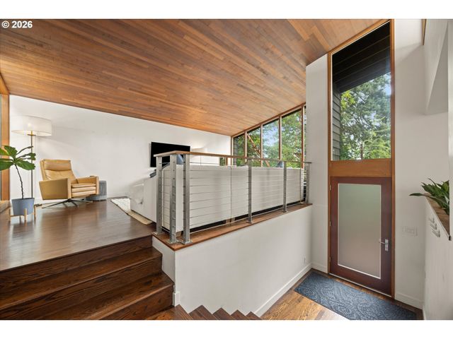 570 MIDDLECREST Rd, Lake Oswego, OR 97034