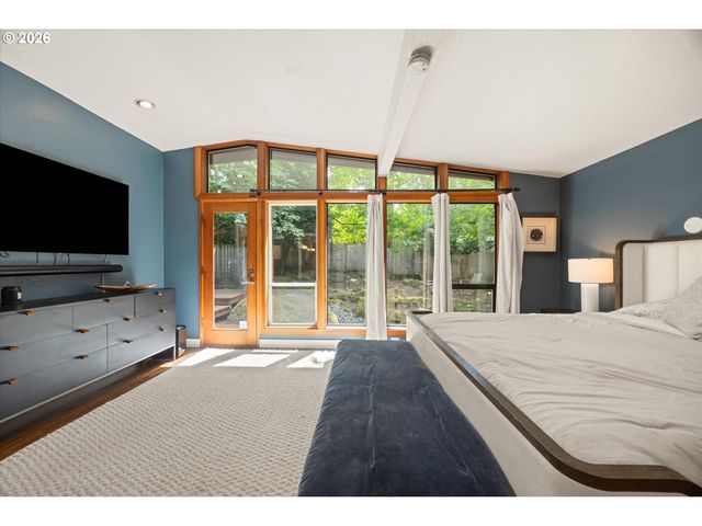 570 MIDDLECREST Rd, Lake Oswego, OR 97034