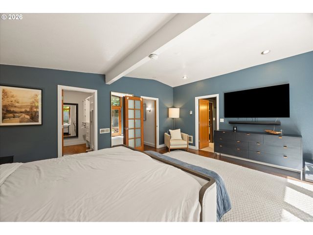 570 MIDDLECREST Rd, Lake Oswego, OR 97034