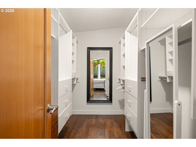 570 MIDDLECREST Rd, Lake Oswego, OR 97034