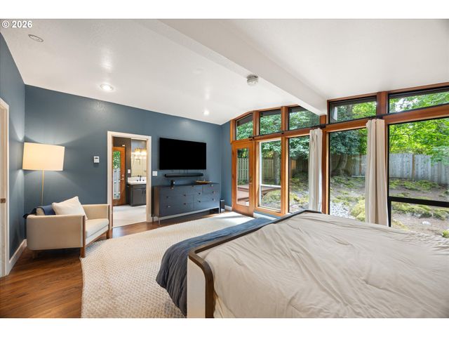 570 MIDDLECREST Rd, Lake Oswego, OR 97034