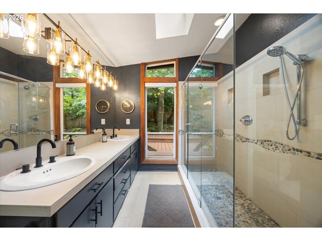570 MIDDLECREST Rd, Lake Oswego, OR 97034