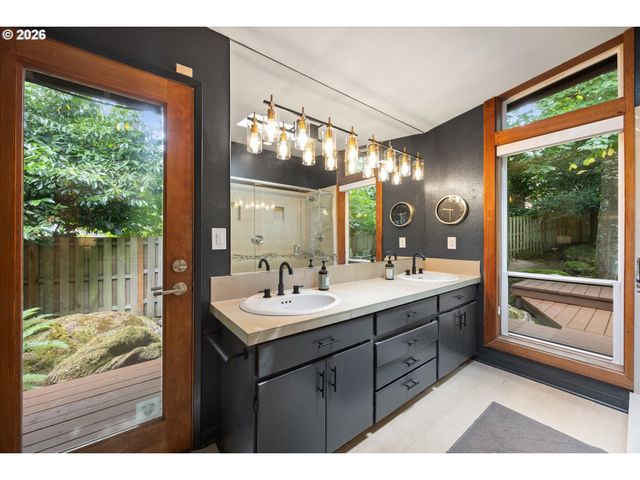 570 MIDDLECREST Rd, Lake Oswego, OR 97034