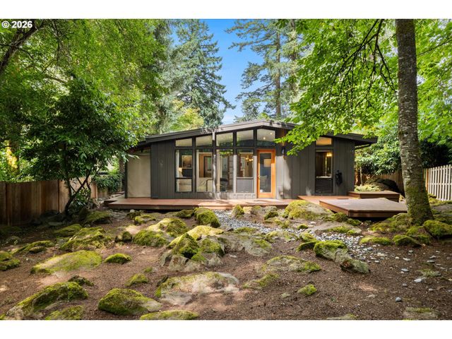 570 MIDDLECREST Rd, Lake Oswego, OR 97034