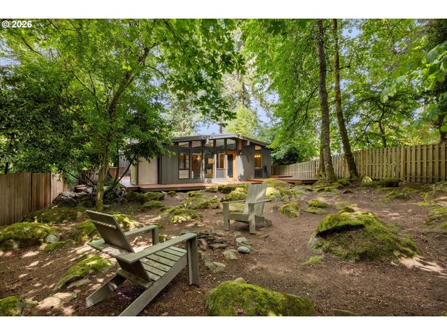 570 MIDDLECREST Rd, Lake Oswego, OR 97034