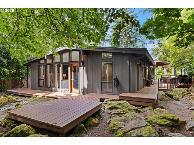 570 MIDDLECREST Rd, Lake Oswego, OR 97034