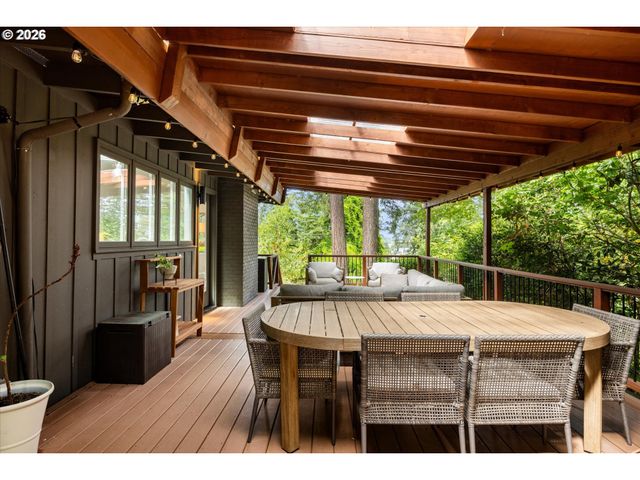 570 MIDDLECREST Rd, Lake Oswego, OR 97034