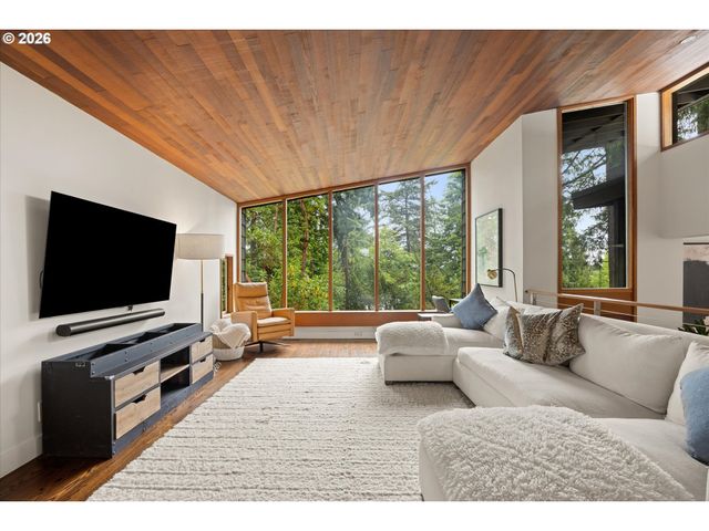 570 MIDDLECREST Rd, Lake Oswego, OR 97034