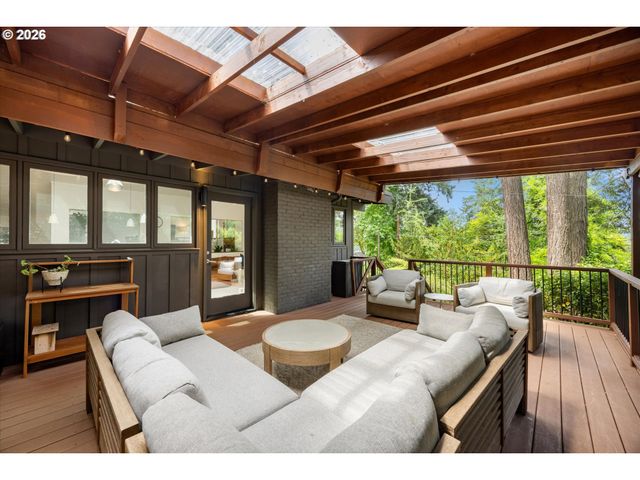 570 MIDDLECREST Rd, Lake Oswego, OR 97034
