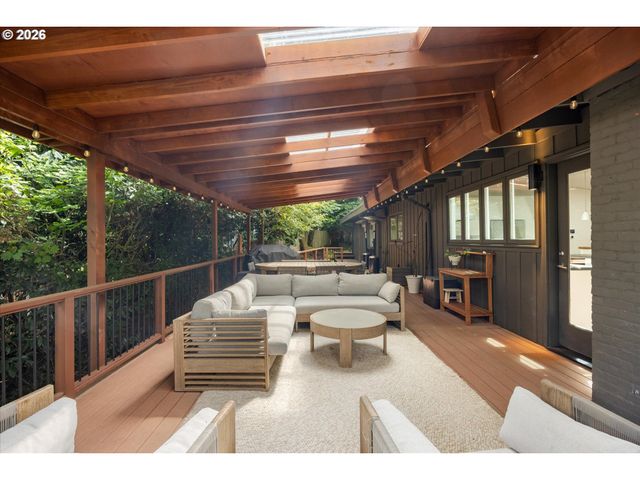 570 MIDDLECREST Rd, Lake Oswego, OR 97034