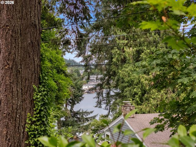 570 MIDDLECREST Rd, Lake Oswego, OR 97034