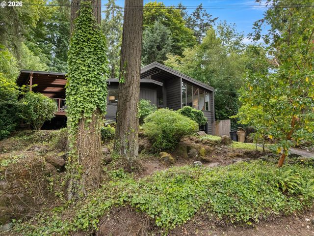 570 MIDDLECREST Rd, Lake Oswego, OR 97034