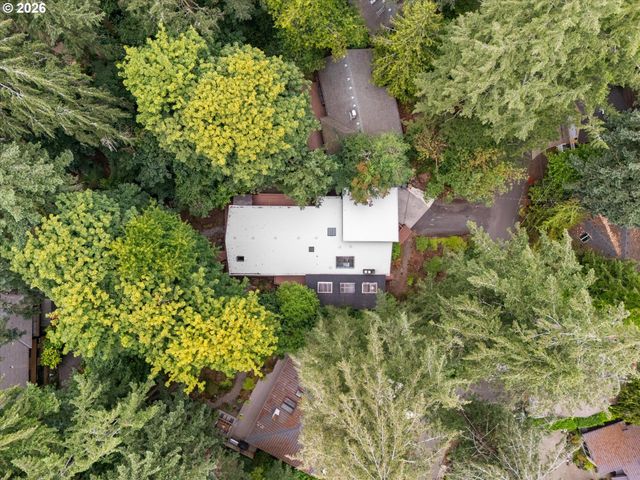 570 MIDDLECREST Rd, Lake Oswego, OR 97034