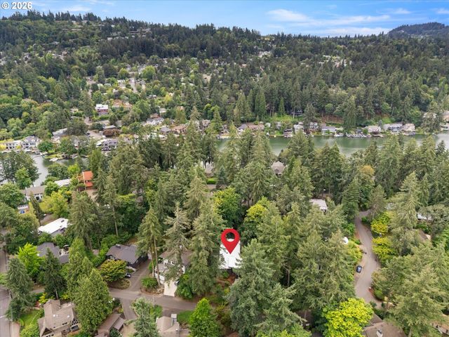 570 MIDDLECREST Rd, Lake Oswego, OR 97034