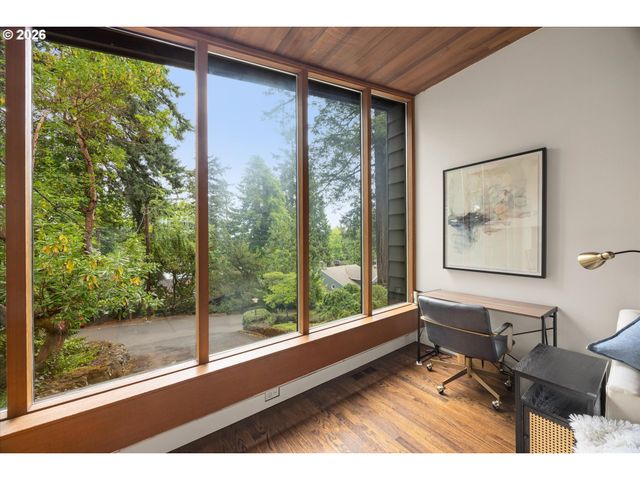 570 MIDDLECREST Rd, Lake Oswego, OR 97034