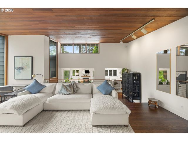 570 MIDDLECREST Rd, Lake Oswego, OR 97034