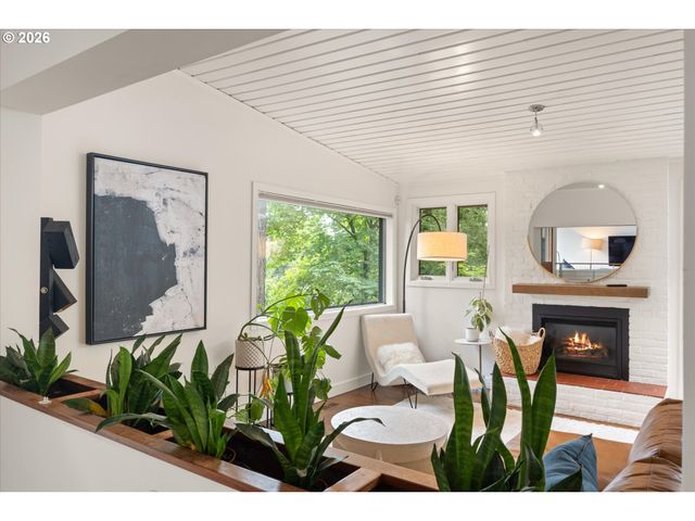 570 MIDDLECREST Rd, Lake Oswego, OR 97034