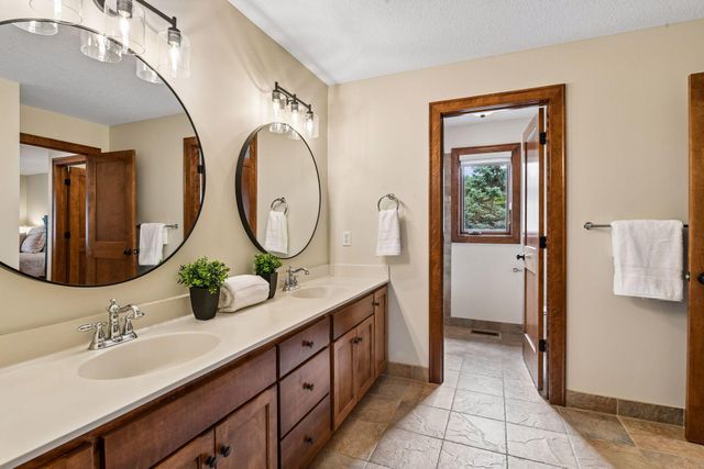 10053 Trails End Road, Chanhassen, MN 55317