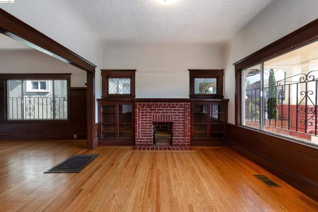 2943 Chestnut St, Oakland, CA 94608