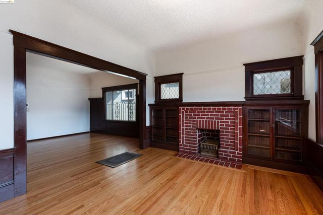 2943 Chestnut St, Oakland, CA 94608