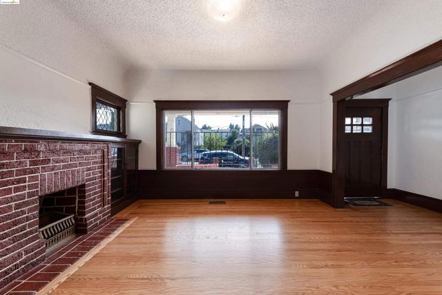 2943 Chestnut St, Oakland, CA 94608