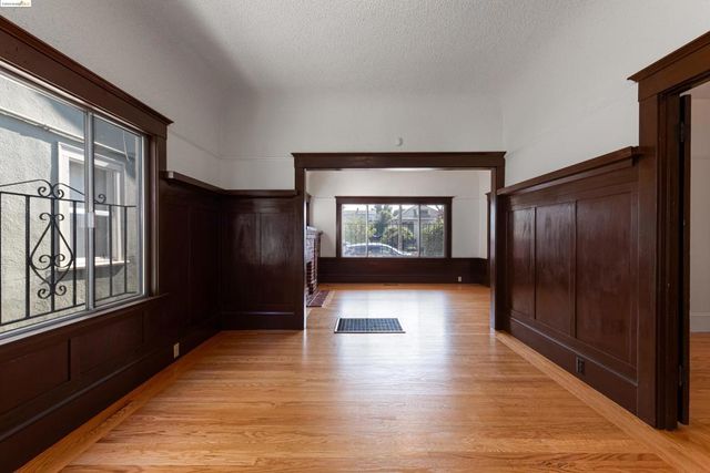2943 Chestnut St, Oakland, CA 94608