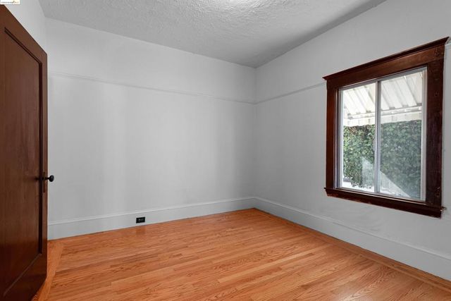 2943 Chestnut St, Oakland, CA 94608
