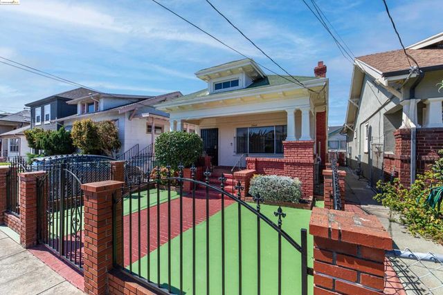 2943 Chestnut St, Oakland, CA 94608