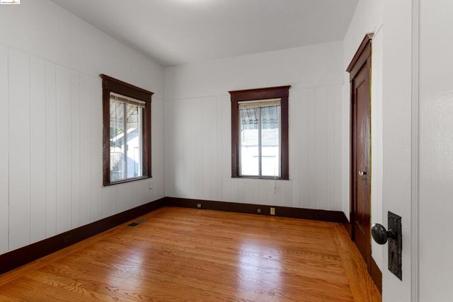 2943 Chestnut St, Oakland, CA 94608