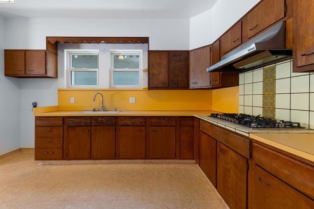 2943 Chestnut St, Oakland, CA 94608