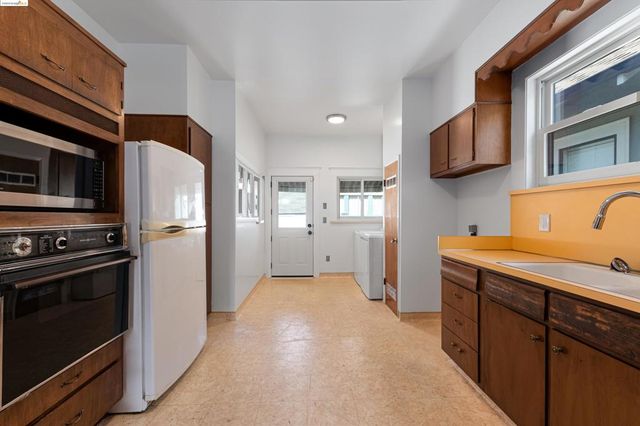 2943 Chestnut St, Oakland, CA 94608