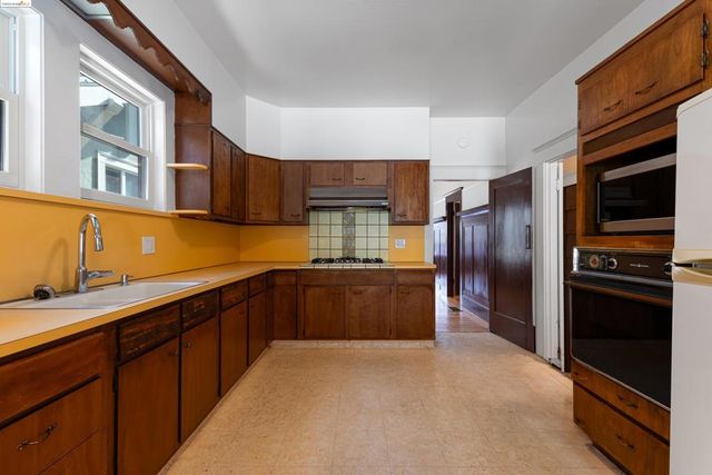 2943 Chestnut St, Oakland, CA 94608