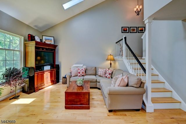 15 NAVAJO TRL, Branchburg Twp., NJ 08876