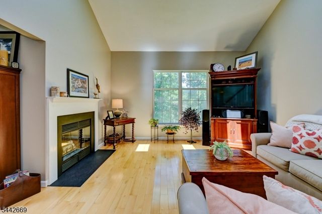 15 NAVAJO TRL, Branchburg Twp., NJ 08876