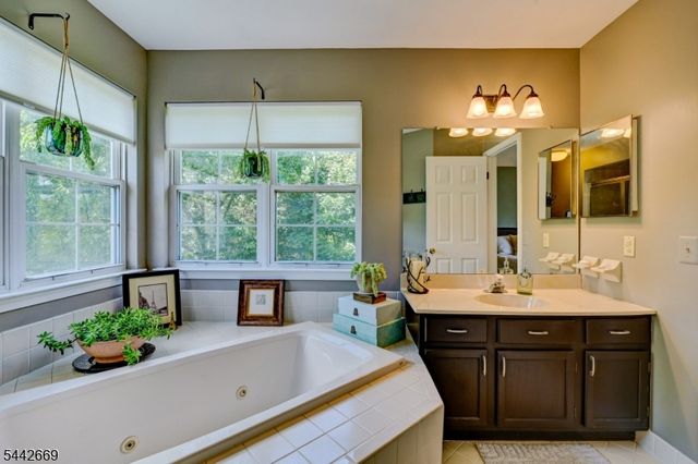 15 NAVAJO TRL, Branchburg Twp., NJ 08876