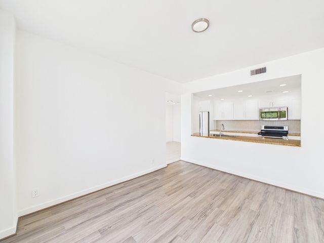 49 Briar Hollow Lane 304, Houston, TX 77027