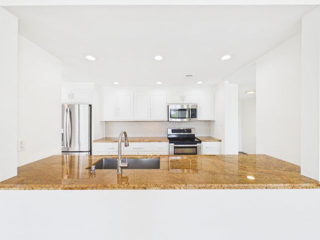 49 Briar Hollow Lane 304, Houston, TX 77027