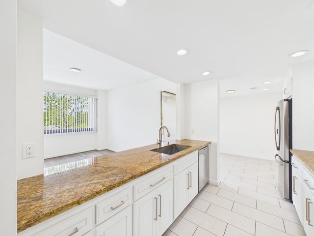 49 Briar Hollow Lane 304, Houston, TX 77027