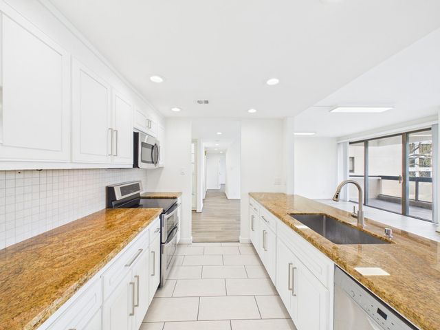 49 Briar Hollow Lane 304, Houston, TX 77027