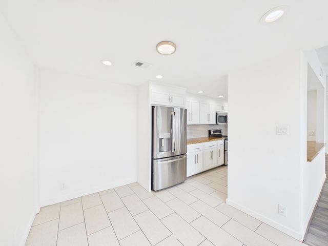 49 Briar Hollow Lane 304, Houston, TX 77027