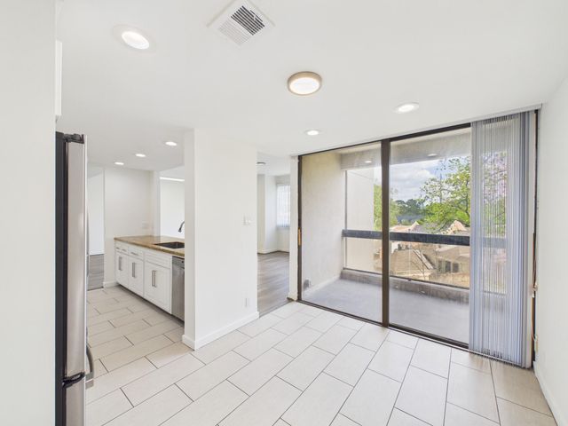 49 Briar Hollow Lane 304, Houston, TX 77027