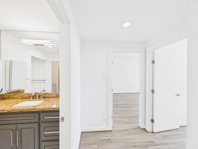 49 Briar Hollow Lane 304, Houston, TX 77027