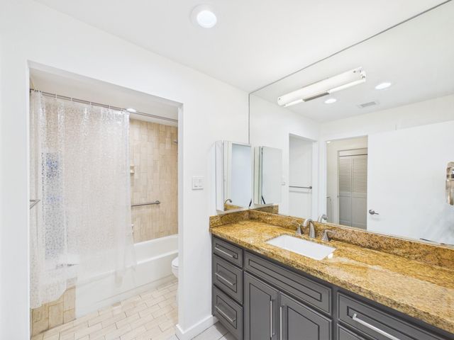 49 Briar Hollow Lane 304, Houston, TX 77027