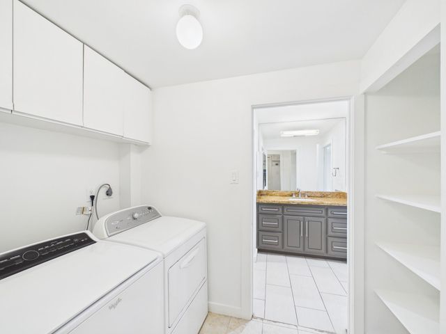 49 Briar Hollow Lane 304, Houston, TX 77027