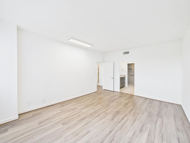 49 Briar Hollow Lane 304, Houston, TX 77027