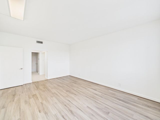 49 Briar Hollow Lane 304, Houston, TX 77027