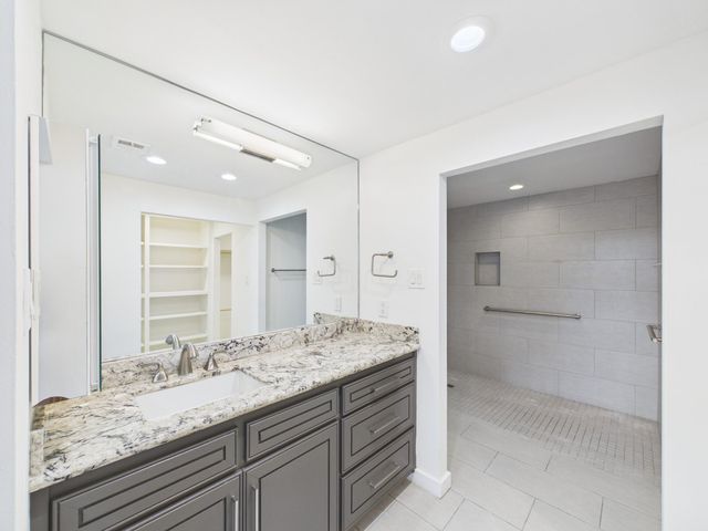 49 Briar Hollow Lane 304, Houston, TX 77027